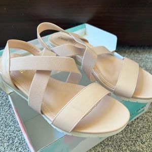 Brand new Dream Pairs Nude Sandals size 8